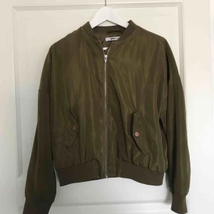  - Grön bomberjacka från Ginatricot 