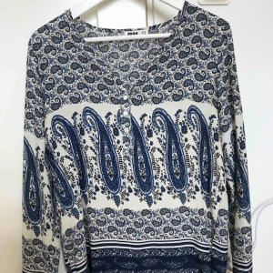  - Saknas en knapp på ena ärmen, därav priset!