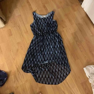  - Jättefin Klänning med volang bak ifrån hm, 50 kr + eventuell frakt