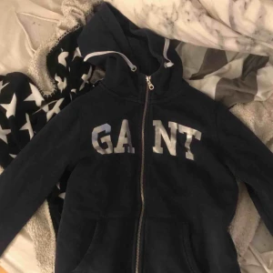  - Säljer denna Gant huvtröja i storlek XS. Möts upp i Linköping antar står säljaren för frakten  Frakt 100kr 