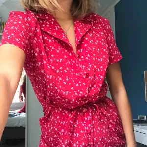  - En av mina största materiella kärlekar, som det börjar bli dags att gå skilda vägar ifrån. Slitsar på båda sidor samt en bit fram vid knapparna. Köparen står för frakt (40kr)🌸  Pågående budgivning, avslutas 13/8 kl 20.00. Ledande bud: 310kr