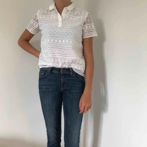  - En vit mönstrad blus från Tommy Hilfiger i nyskick. Pris kan diskuteras. 