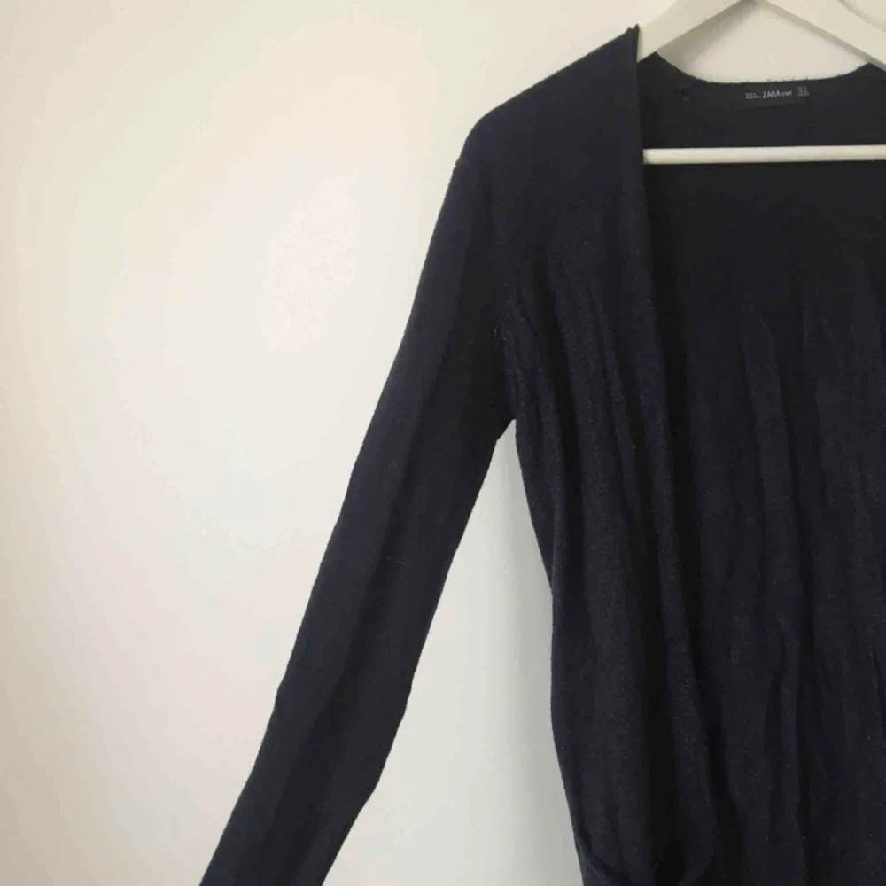 Lång stickad tröja från Zara i mörkblått. . Tröjor & Koftor.