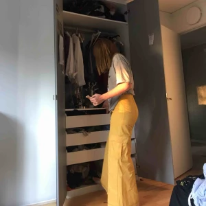  - Asballa gula byxor från ragged priest. Budgivning om fler är intresserade!