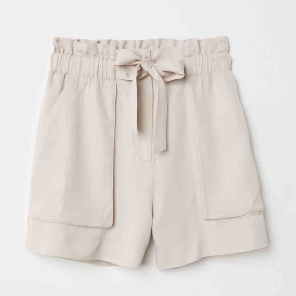 Populära shorts med knytning från Hm. Stl 36. I mycket fint skick, tvättade en gång så lite skrynkligare än bilden😅. Frakt ingår i priset. . Shorts.