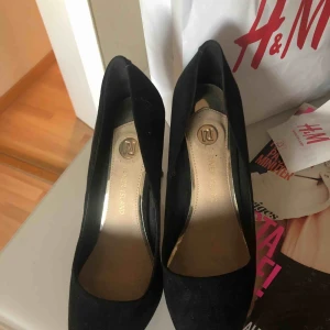  - Säljer dessa klackar då det aldrig kommer till användning. Storlek 39 men passar även 38. Kommer från River Island och kostade ca 500 innan. Vid snabb affär kan jag sänka priset till ett bra pris 