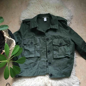  - En fin jacka från hm i khaki 🐊♻️🥝🍈🧟‍♂️