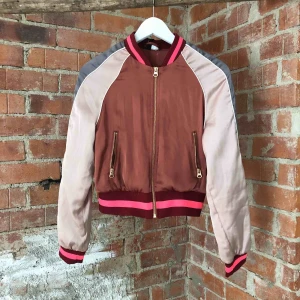  - En bomberjacka från H&M super skön och passar till mycket. Använd antal gånger men är i topp skick.  