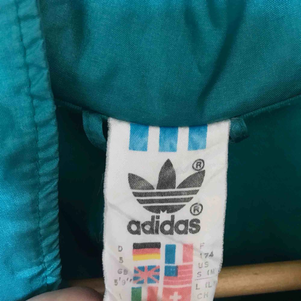 Jättefin retrovindjacka från Adidas! 💞 Kan mötas upp i Gävle eller frakta då köparen står för kostnaden 🥰. Jackor.