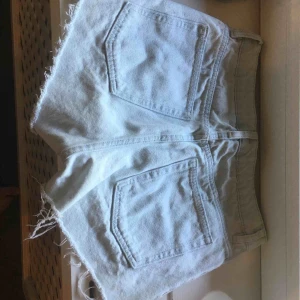  - Ljus blåa slitna shorts från hm. Väldigt bra skick säljer dem för att dem är för stora🔥 köpare står för frakt😆