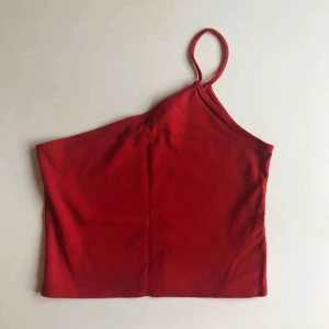  - One shoulder linne från & Other Stories. Strl 40 men passar 36-40. Oanvänd! 🍒