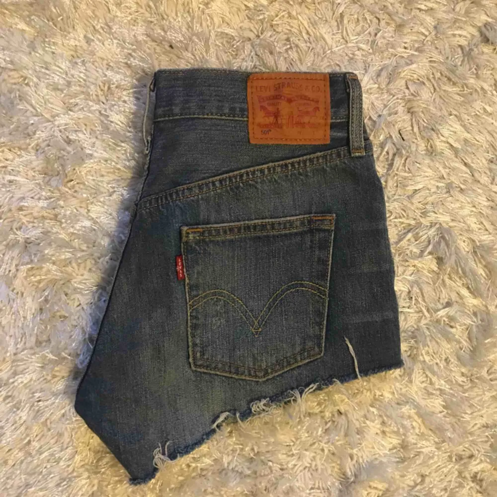 Levis 501 jeansshorts. Använda fåtal gånger, ordinarie pris 549 kr! . Shorts.
