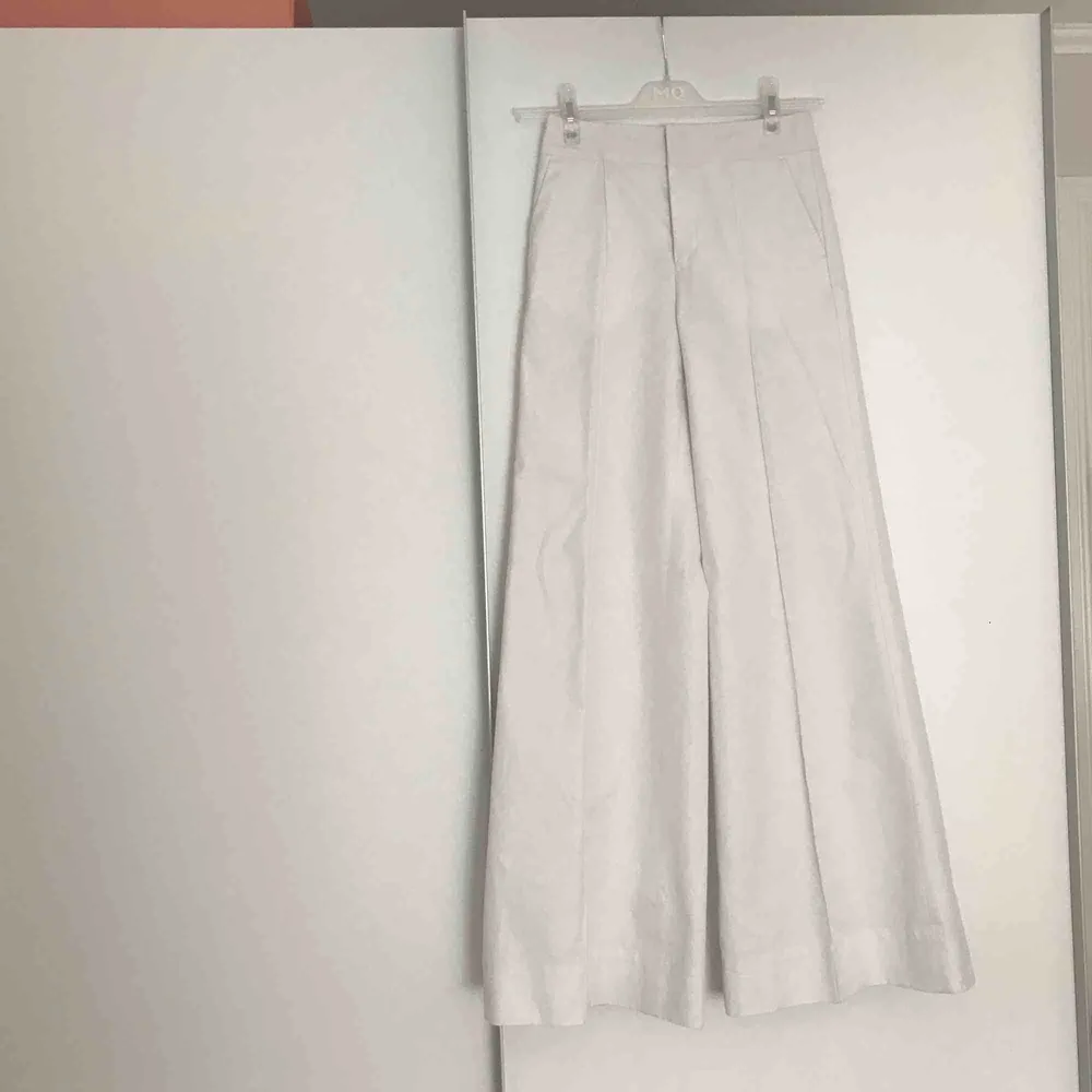 Vita flare kostymbyxor i 100% bomull. Nypris 2100:- aldrig använda.. Jeans & Byxor.