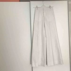  - Vita flare kostymbyxor i 100% bomull. Nypris 2100:- aldrig använda.