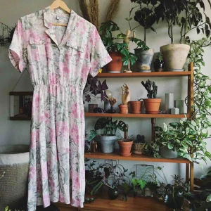  - Härlig vintageklänning med fickor (nere vid händerna också utöver bröstfickorna!) Ingen bestämd storlek men skulle gissa på 36/38, även jag som ligger mellan 38/40 kan ha den. Köparen står för frakt, kan eventuellt mötas upp i Stockholm också!