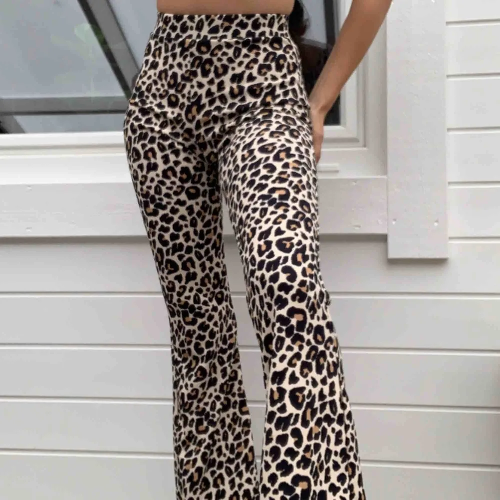 Leopard mönstrade bootcut byxor från Gina tricot Använda 1 gång, som nya och väldigt sköna att ha på. Jeans & Byxor.