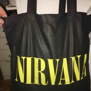  - Nirvana tygväska köpt i Stockholm (kommer tyvärr inte ihåg vilken butik.) Lagom stor, rymlig och bekväm tygväska att bära runt på. Köparen står för fraktkostnaderna och betalning sker via swish!