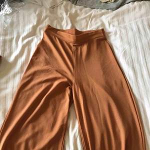Tighta högmidjade byxor! Ljust orangea/persikofärgade funkar både som mjukis och kostymbyxor. Använda under 1 tillfälle, köpta för 300 säljs för 200. 