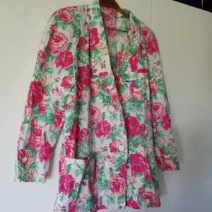 Vintagekavaj - Tunn och skön vintage-kavaj med fickor. Lite knasigt sydd vid en knapp som syns på andra bilden, men det är inget som syns