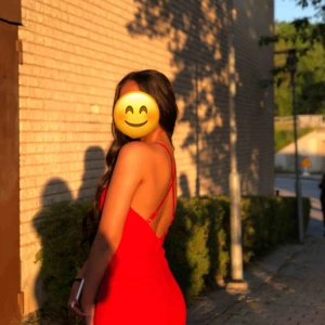  - En röd lång bal maxiklänning. Kramar figuren super fint och har en öppen rygg (X) liknande. Inga byten, köpt är köpt