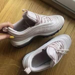 Air Max 97 W Nästintill nya bara använda en gång. Nypris: 1435.00kr   Säljes pga. Fel storlek. Fler bilder kan skickas om önskas! Pris kan diskuteras vid snabb affär! 