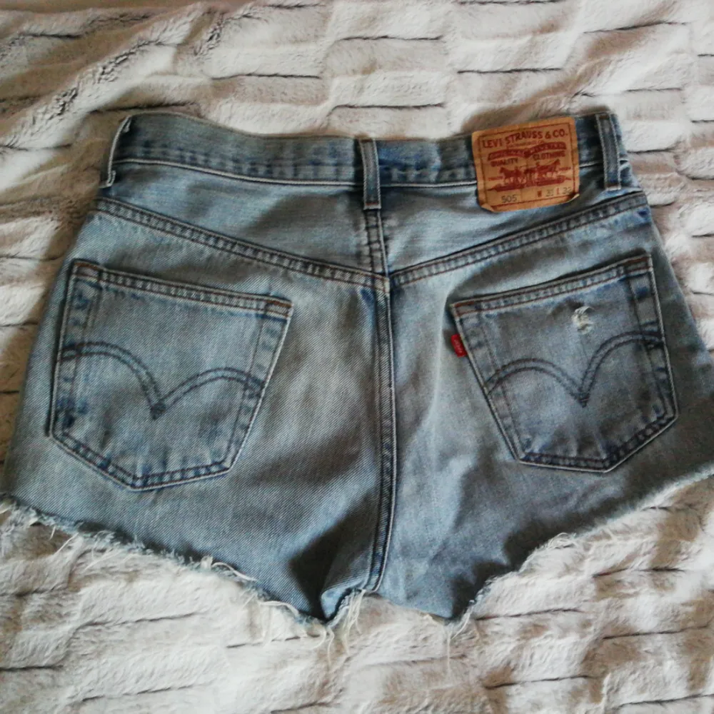 Ett par jättesnygga Levi's shorts som jag säljer pga att jag köpt dem i fel storlek. Perfekta nu i sommar!😊 Priset är 150 + frakt, eller högsta bud 🤗 . Shorts.