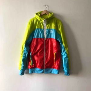  - Vändbar Adidas Windbreaker med luva i trevligt skick. Kan hämtas i Uppsala eller skickas mot fraktkostnad 