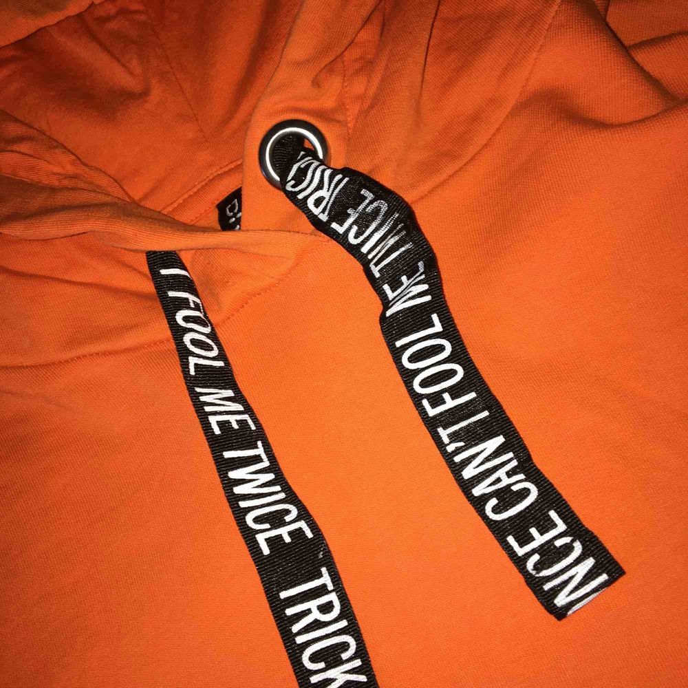 Orange croppad t-shirts hoodie. Frakt tillkommer. . Tröjor & Koftor.