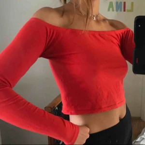  - Röd långärmad magtröja