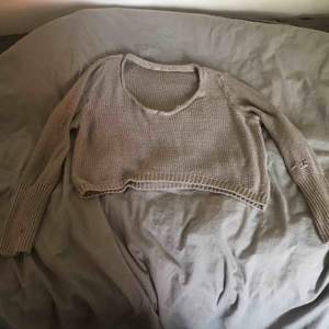 Pösig stickad tröja från Bikbok, 3 små hål finns men det kan jag laga (kan sy)