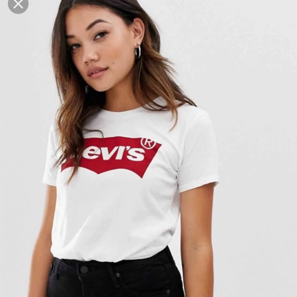 Levis T-shirt, med några småa hål därav det billiga priset. Skicka gärna om ni vill ha bild.. T-shirts.