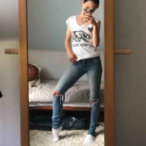 - Toppen skick för att vara ripped jeans.  Använts som favoriter hela förra året, säljer pga att jag haft de länge och kommer inte att använda mer. 