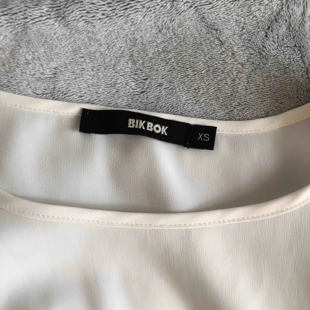 siden t-shirt med knyte från bikbok!! mycket bra skick & passar för XS-M, skriv privat för mer info. köparen står för frakt!! (+30kr). T-shirts.
