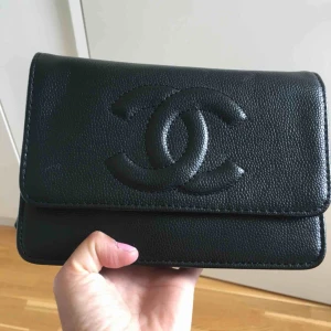  - Chanel oäkta väska köpt här på plick, använd några gånger fin skick, har för många väskor .  Köparen står för frakt om den ska skickas .