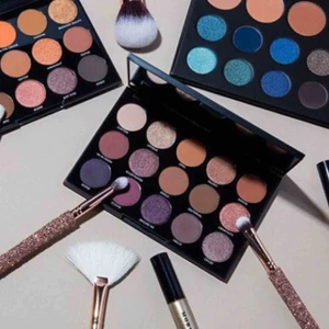  - Denna palett från Morphe med spegel. Jag har inte tagit ut den från kartongen därav tog jag bara bilder från nätet. Säljer då jag redan har en likadan hemma som jag använder.   Kan mötas i Stockholm eller frakta på köparens bekostnad. 