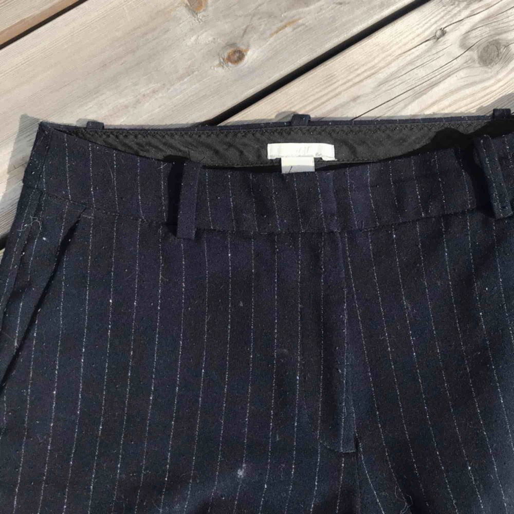 Super snygga Kritrandiga Mörkblåa byxor (slacks) från H&m med invävt glitter. . Jeans & Byxor.