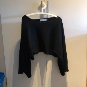  - Sååå snygg lite kortare stickad tröja med större armar  Priset är inklusive frakt 