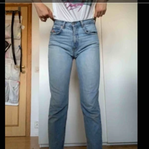  - Måste tyvärr sälja mina älskade mom jeans då de blivit för små. Är i jättebra skick, förutom ett litet hål på ena bakfickan, hålet är bara ett ”lager” så fickan funkar och man ser inte igenom byxorna. Har en liten fågel vid framfickan🌸