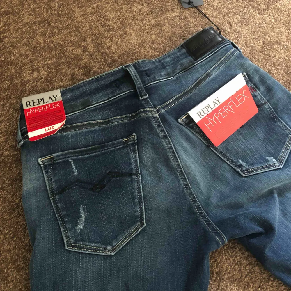 Säljer dessa otroligt fina replay jeans köpta för 1 595kr. Aldrig kommit till användning, endast testade och lapparna sitter kvar. Hyperflex så de är väldigt stretchiga och sitter som en smäck) får väldigt fina former i dem men för stora för mig tyvärr!! . Jeans & Byxor.