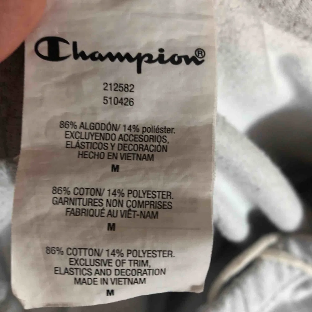 Champion reverse weave joggers, 5 månader gamla, använd en gång och kommit en fläck på. De går säkert att få bort men inte testat. Jeans & Byxor.