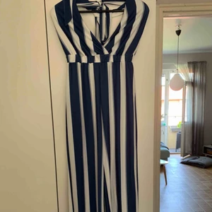  - Säljer min randiga jumpsuit från Nelly för 150kr, i strl xs, kan frakta men du får betala frakten själv (63kr), annars möts jag upp i Stockholm, betalning sker via swish, hoppas det är något för dig!☺️