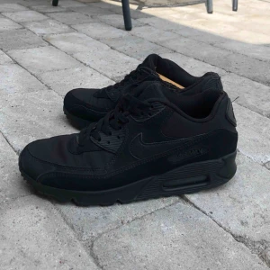 - Svarta AirMax, väl använda men i gott skick. Finns skavanker men inget jag tänker på när de sitter på. Storleken är väldigt liten för att vara 40.5 för jag brukar ha 39 i skor. 