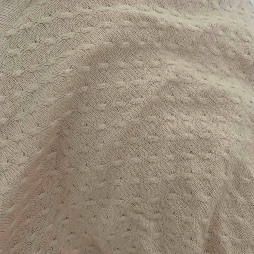 En beige/rosa tröja från H&M.  Bra skick💞 Frakt tillkommer💞. Stickat.