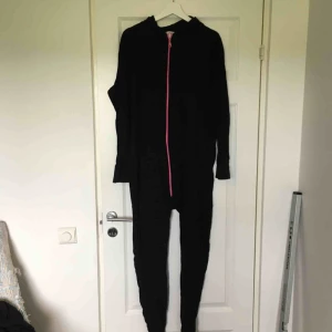  - Onepiece i tunnare material! Väldigt mysig och skön