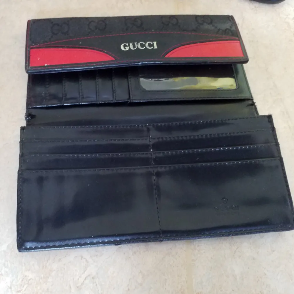 Gucci-plånbok, lite slitage på utsidan men jättefin på insidan. Väskor.