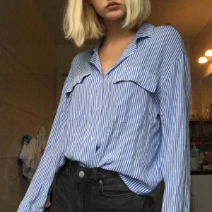  - skjorta/blus från weekday! Blå/vitrandig! Jätteskön och fin. Möts i stockholm