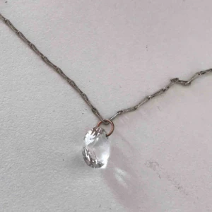  - Mycket simpelt men fint halsband från HM. Aldrig använt med ryckte bort lapparna i farten. 60kr inklusive frakt!