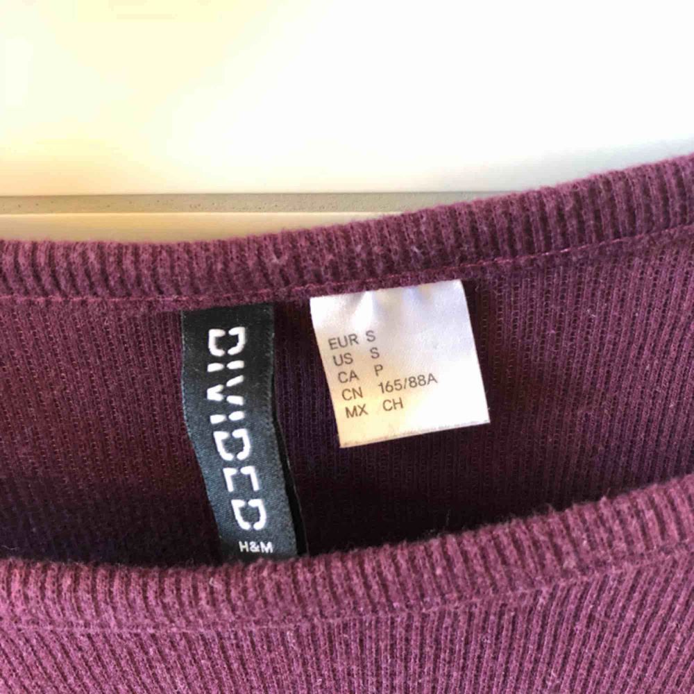 Mörkröd/lila tröja från H&M med hål på axlarna. Storlek S, frakt 50kr eller möter upp i Kristinehamn . Tröjor & Koftor.