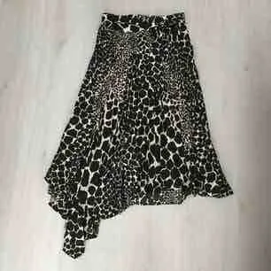 Asymmetrisk plisserad kjol i nyskick från topshop. Säljes då den är lite för lång på mig som är 156 cm. Möts upp vid Fridhemsplan eller skickas mot fraktkostnad.. Kjolar.