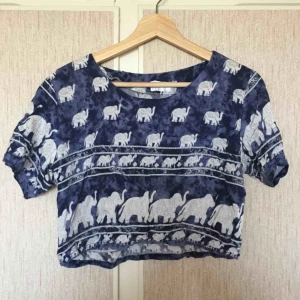  - Magtröja med thailändsk elefantmönster.